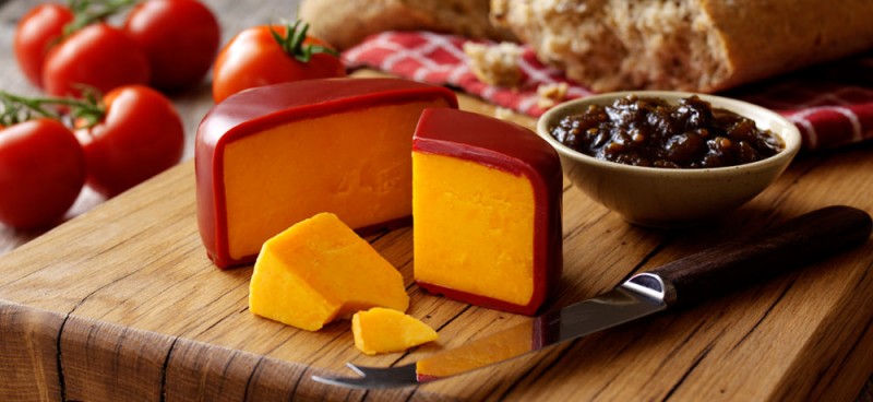 Snowdonia - Red Storm, queijo Leicester envelhecido, cera vermelha escura - 200g - Papel