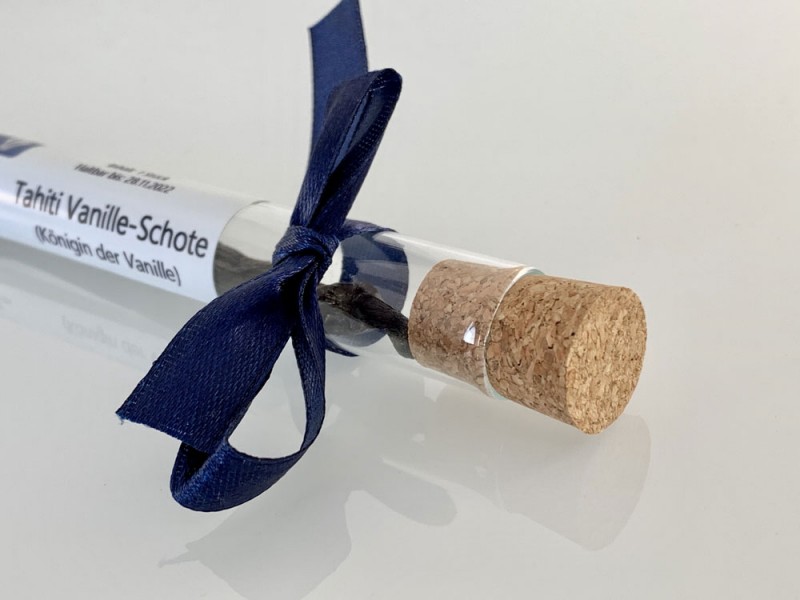 Vagem de baunilha do Taiti, a rainha da baunilha, 1 vagem em um tubo de ensaio com um laco - 1 peca / aprox. 6 g - Em um tubo de ensaio com um laco Vagem de baunilha do Taiti, a rainha da baunilha, 1 vagem em um tubo de ensaio com um laco - 1 peca / aprox. 6 g - Em um tubo de ensaio com um laco