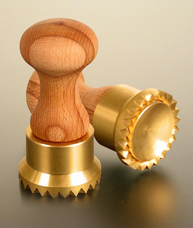 Rezacka na ravioli, drevo/mosadz, okruhla so zubkovanym okrajom, 50 mm - 1 kus - Volny Rezacka na ravioli, drevo/mosadz, okruhla so zubkovanym okrajom, 50 mm - 1 kus - Volny