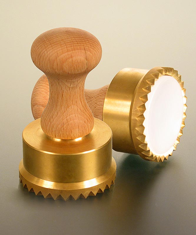 Krajac na ravioli, drevo/mosadz, okruhly so zubkovanym okrajom, 65 mm - 1 kus - Volny Krajac na ravioli, drevo/mosadz, okruhly so zubkovanym okrajom, 65 mm - 1 kus - Volny