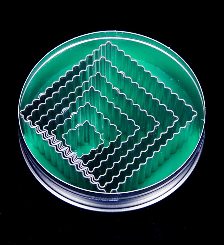 Set reznica za kolacice od lima, valoviti, kvadratni, 6 razlicitih velicina, 23 - 85 mm, visina 30 mm - 6 komada - mogu