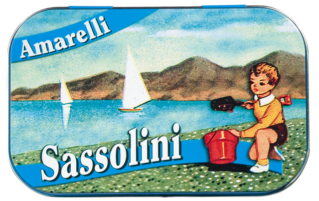 Liquirizia Sassolini, drajeuri de pietricele colorate, drajeuri de lemn dulce cu menta in forma de pietricele, Amarelli - 12 x 40 g - afisa