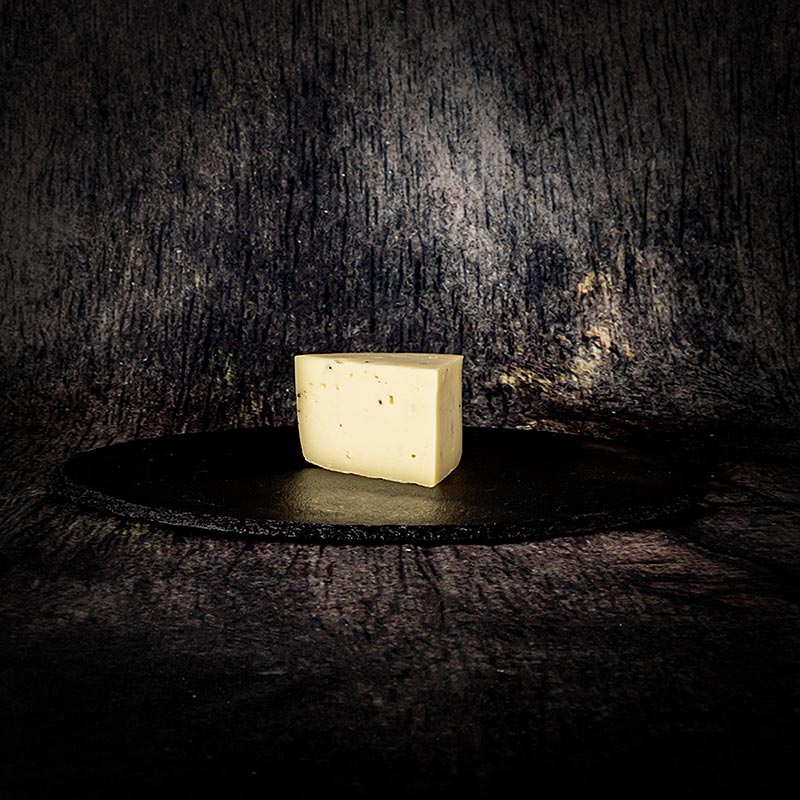 Pecorino al Tartufo, trdi ovcji sir s tartufi, kos, ekoloski - priblizno 250 g - film